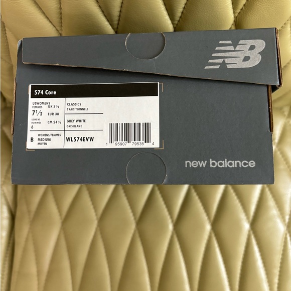 New Balance NWT in box Size 7.5 - Grey White Classic US Women’s - Picture 5 of 5